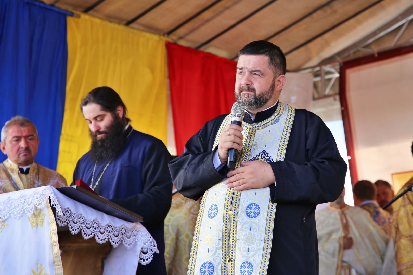 Biserica din Dobârceni a primit haină nouă, luminoasă: „Sfânta Cruce, Taina Răstignirii și Învierii Domnului Hristos”