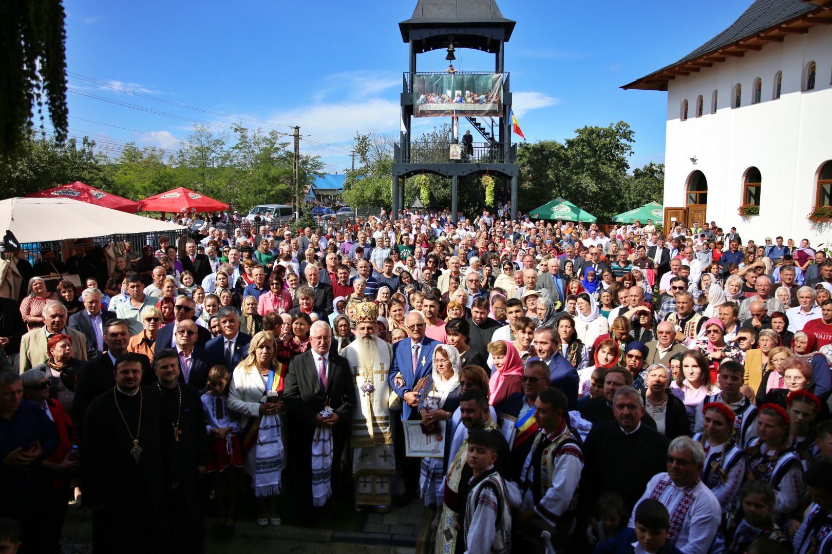 Biserica din Dobârceni a primit haină nouă, luminoasă: „Sfânta Cruce, Taina Răstignirii și Învierii Domnului Hristos”