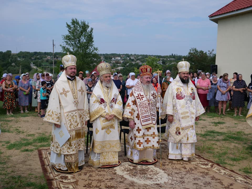 Patru ierarhi au târnosit biserica Parohiei Larga Nouă