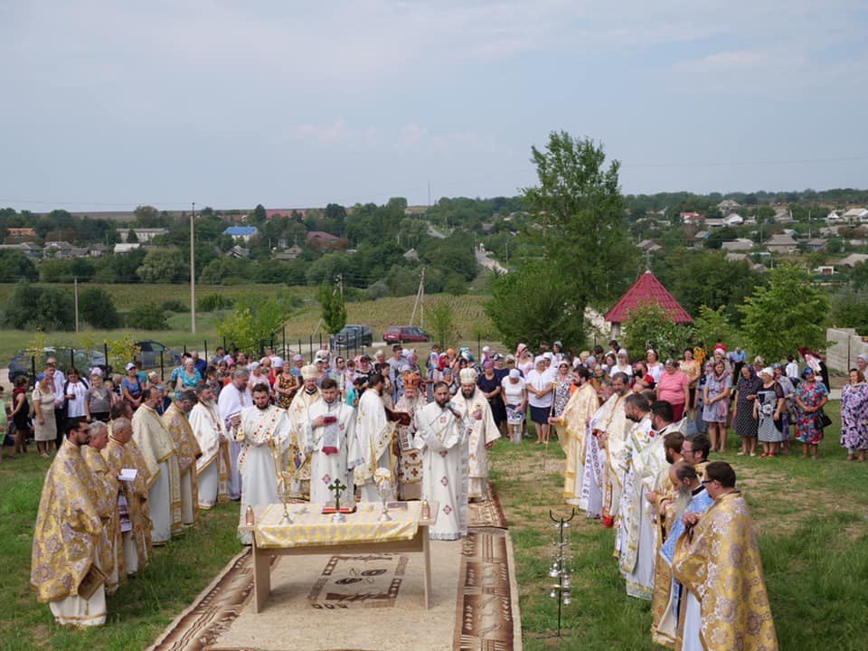 Patru ierarhi au târnosit biserica Parohiei Larga Nouă