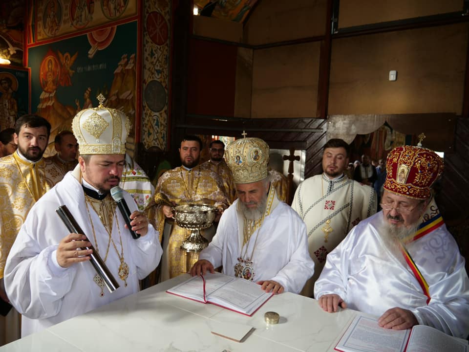 Patru ierarhi au târnosit biserica Parohiei Larga Nouă Patru ierarhi au târnosit biserica Parohiei Larga Nouă