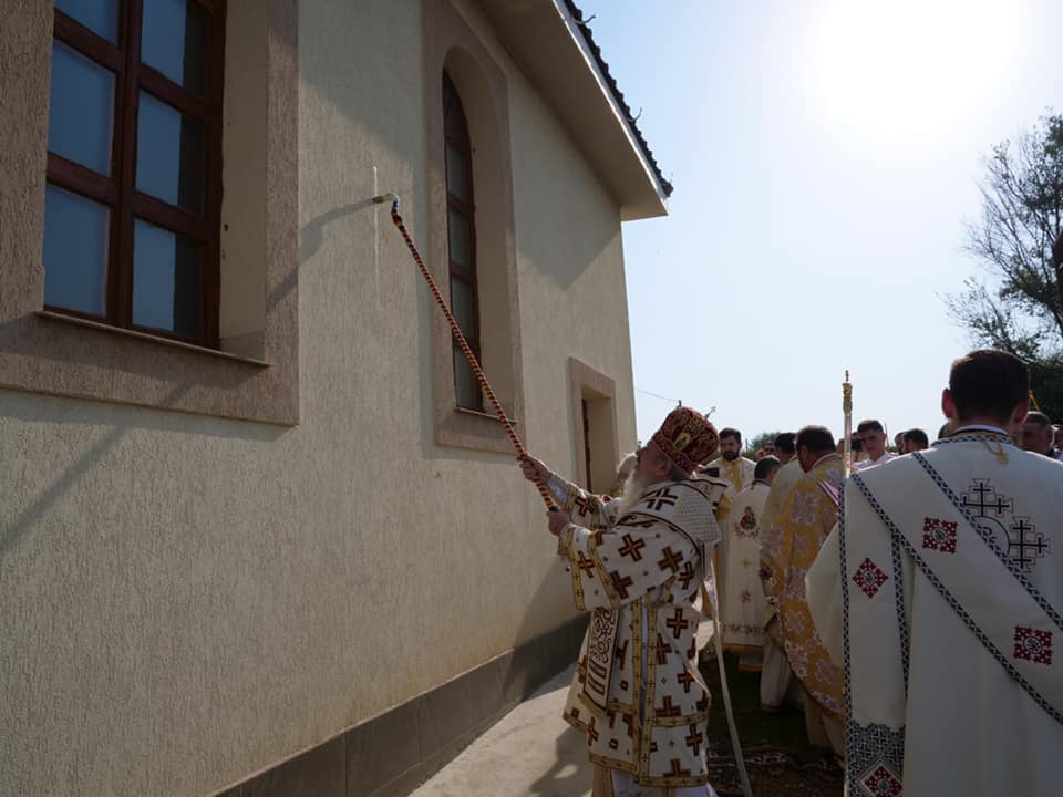 Patru ierarhi au târnosit biserica Parohiei Larga Nouă