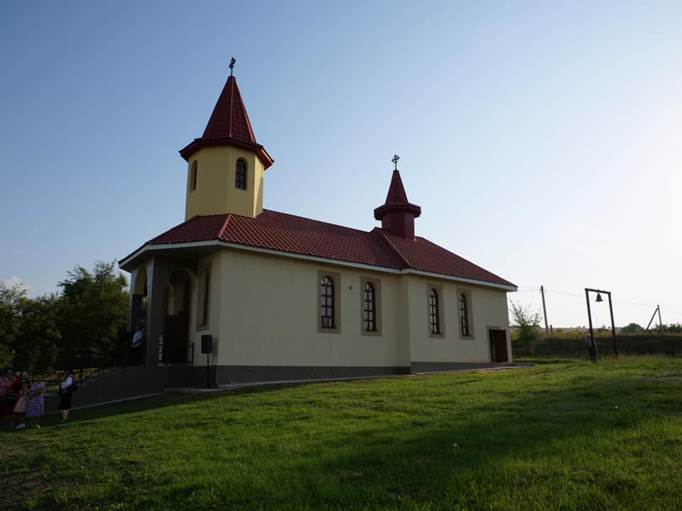 Patru ierarhi au târnosit biserica Parohiei Larga Nouă