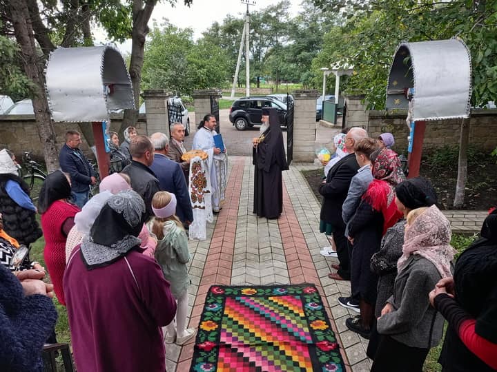 Liturghie arhierească de hramul bisericii din satul Lopatnic-Edineţ Liturghie arhierească de hramul bisericii din satul Lopatnic-Edineţ