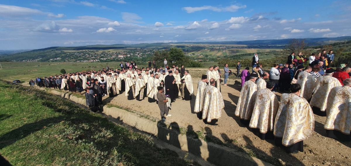Procesiunea „Calea Crucii”, pe Dealul Muncelu, judeţul Neamţ