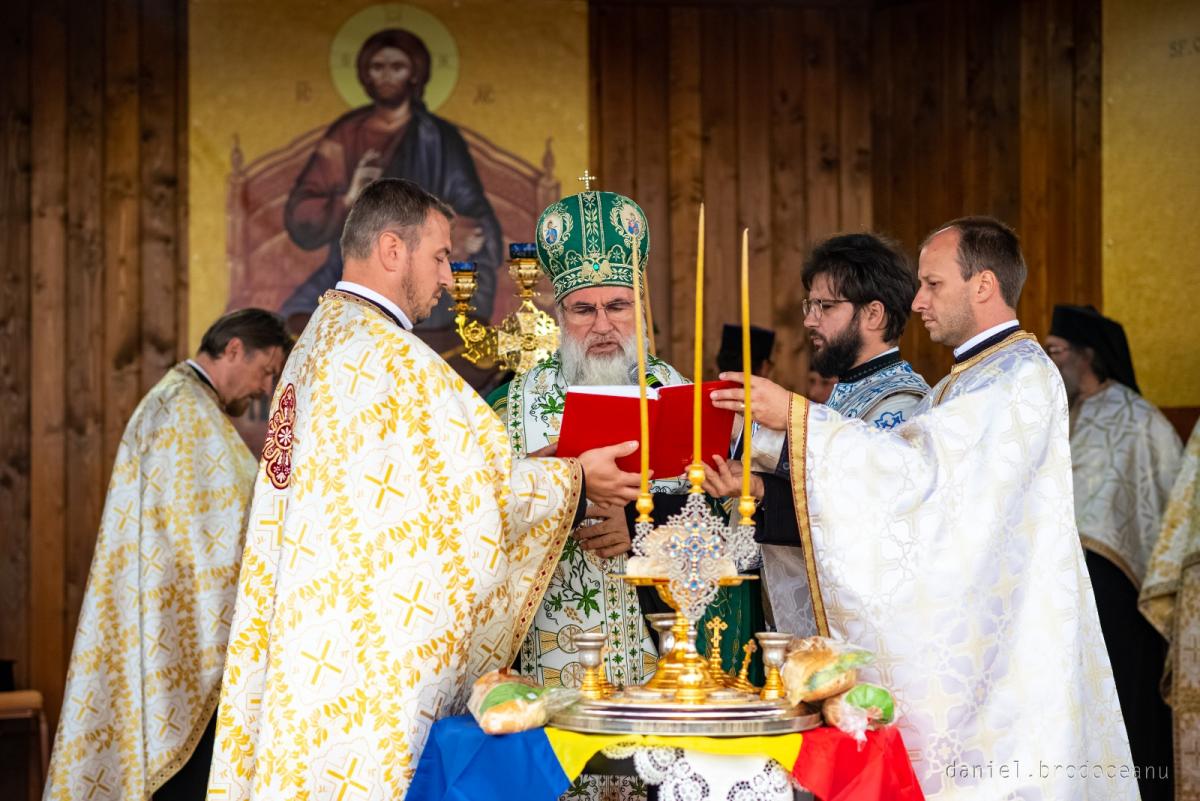 Procesiunea „Calea Crucii”, pe Dealul Muncelu, judeţul Neamţ
