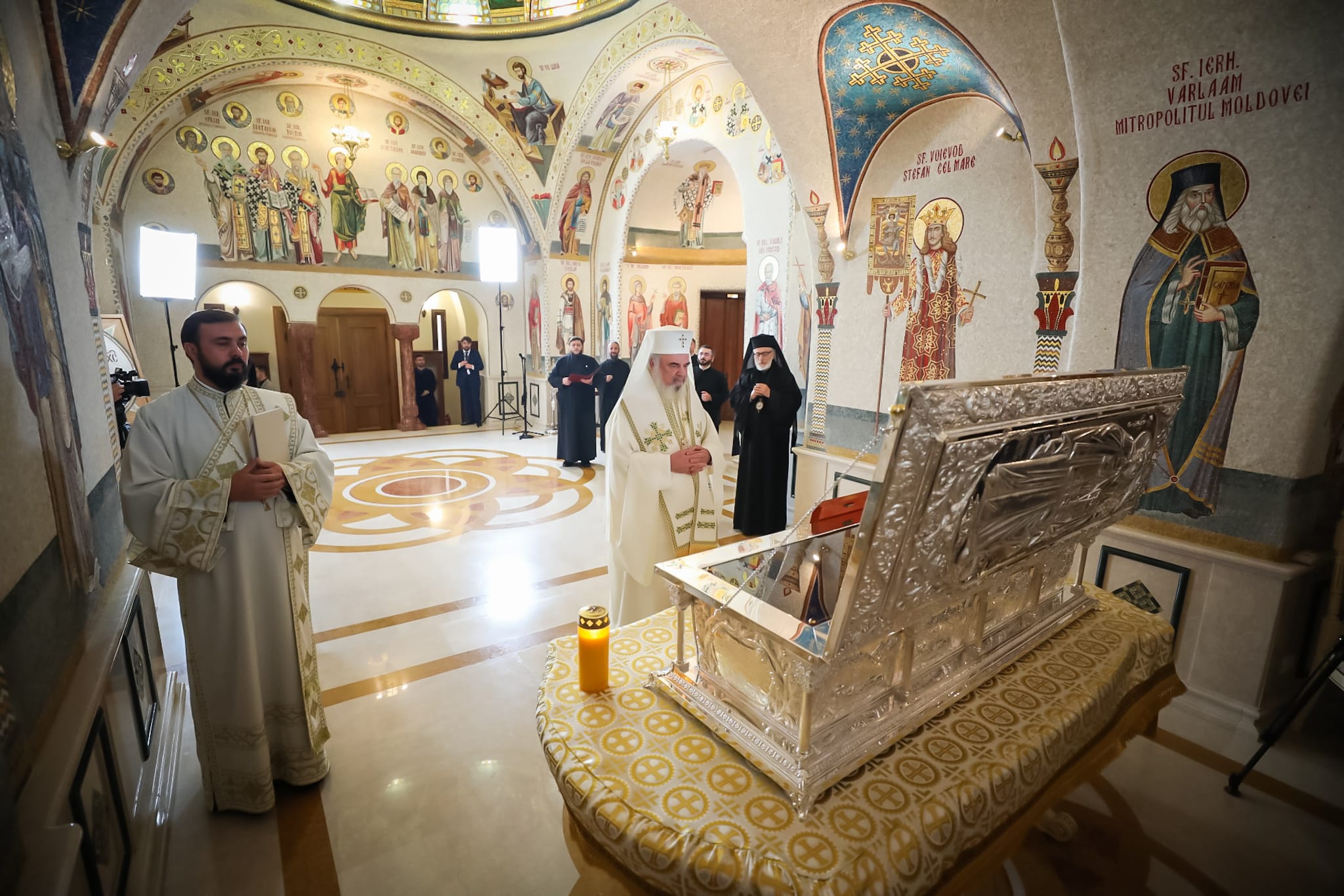 Părintele Patriarh Daniel a sfințit racla în care vor fi așezate moaștele Sfântului Ioanichie cel Nou de la Muscel