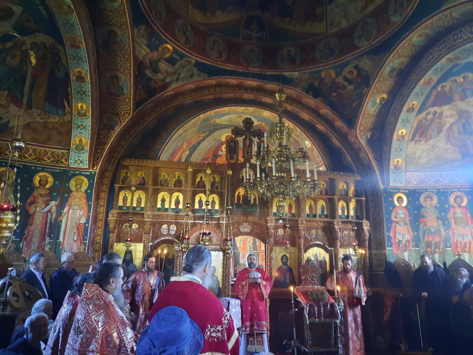 Hram în „Poiana lui Ioan”, de Înălțarea Sfintei Cruci. PS Nichifor: „Crucea este mărturia biruinței, prin credință, a morții și a suferinței”