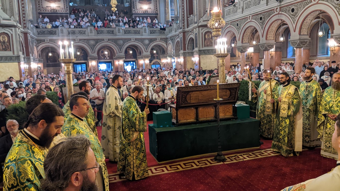 Foto: mitropolia-banatului.ro Mii de credincioși au participat la procesiunea cu cinstitele moaște ale Sfântului Iosif cel Nou de la Partoș