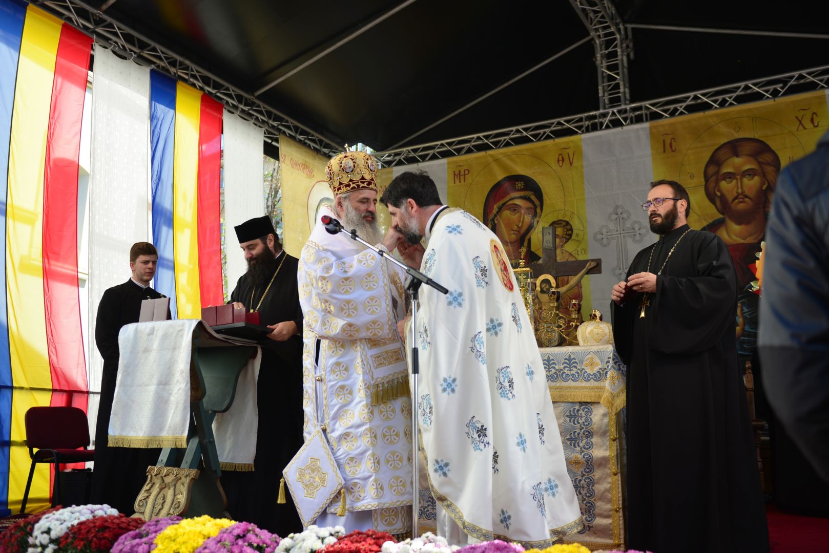 Doi ierarhi au dăruit Bisericii „Vovidenia” din centrul Iașului „veșmânt nou și luminos”