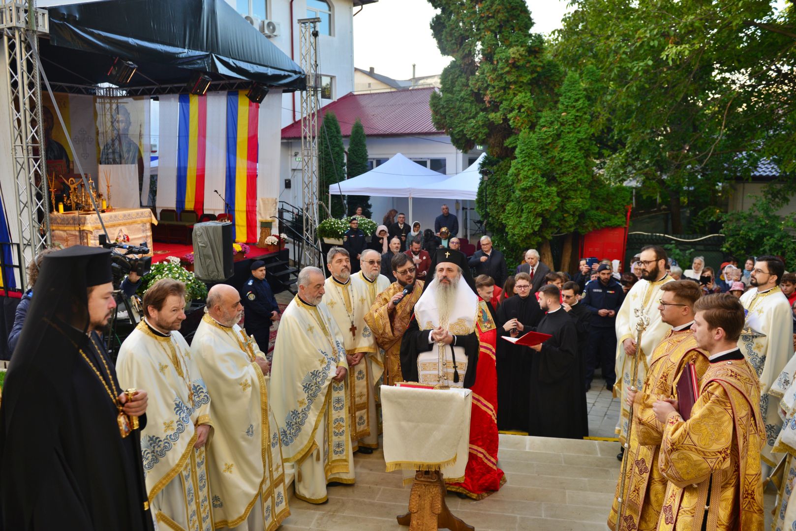 Doi ierarhi au dăruit Bisericii „Vovidenia” din centrul Iașului „veșmânt nou și luminos”