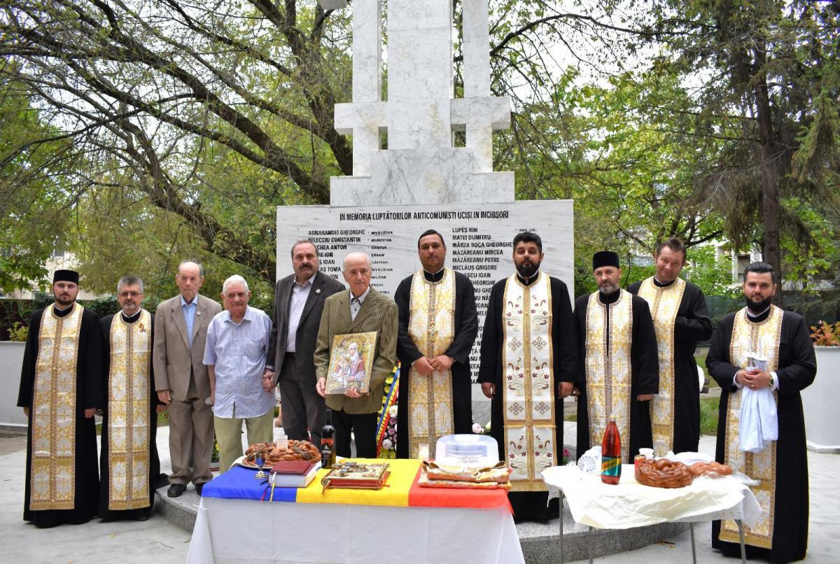 Monument închinat luptătorilor anticomuniști din închisori, sfinţit la Bacău