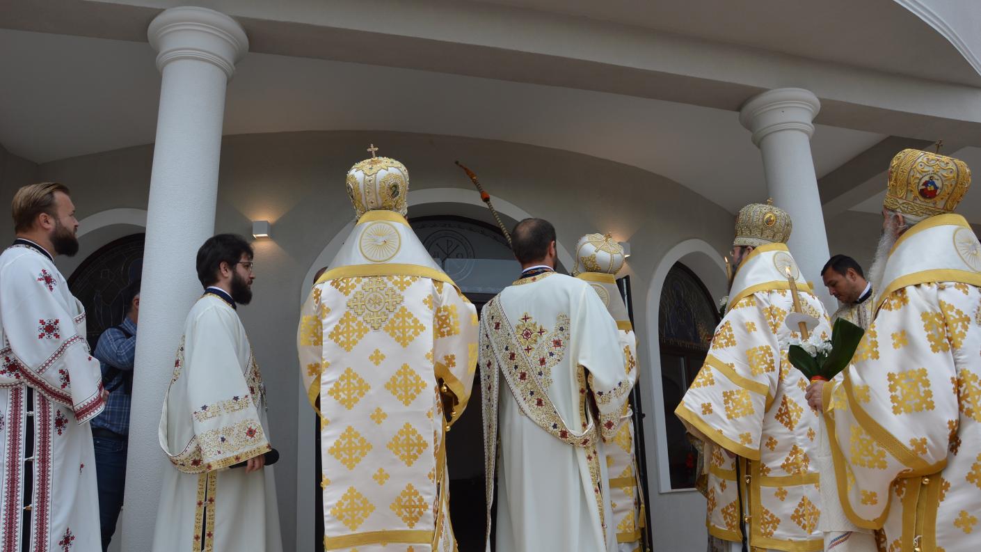 Cinci ierarhi au sfințit noul sediu administrativ al Protoieriei Moinești