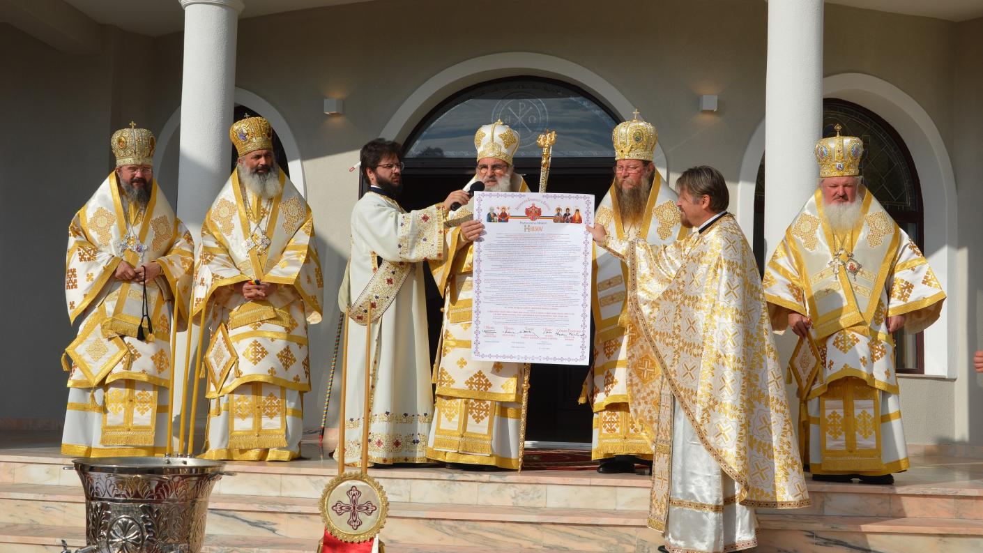 Cinci ierarhi au sfințit noul sediu administrativ al Protoieriei Moinești