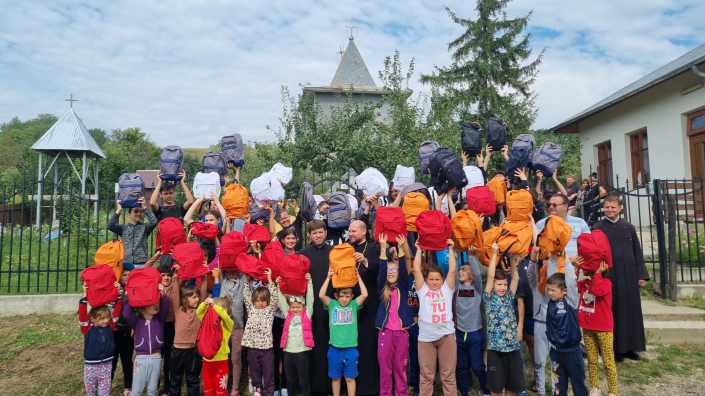 A debutat a V-a ediție a Programului eparhial „Un ghiozdan pentru noul an școlar”, în Episcopia Hușilor