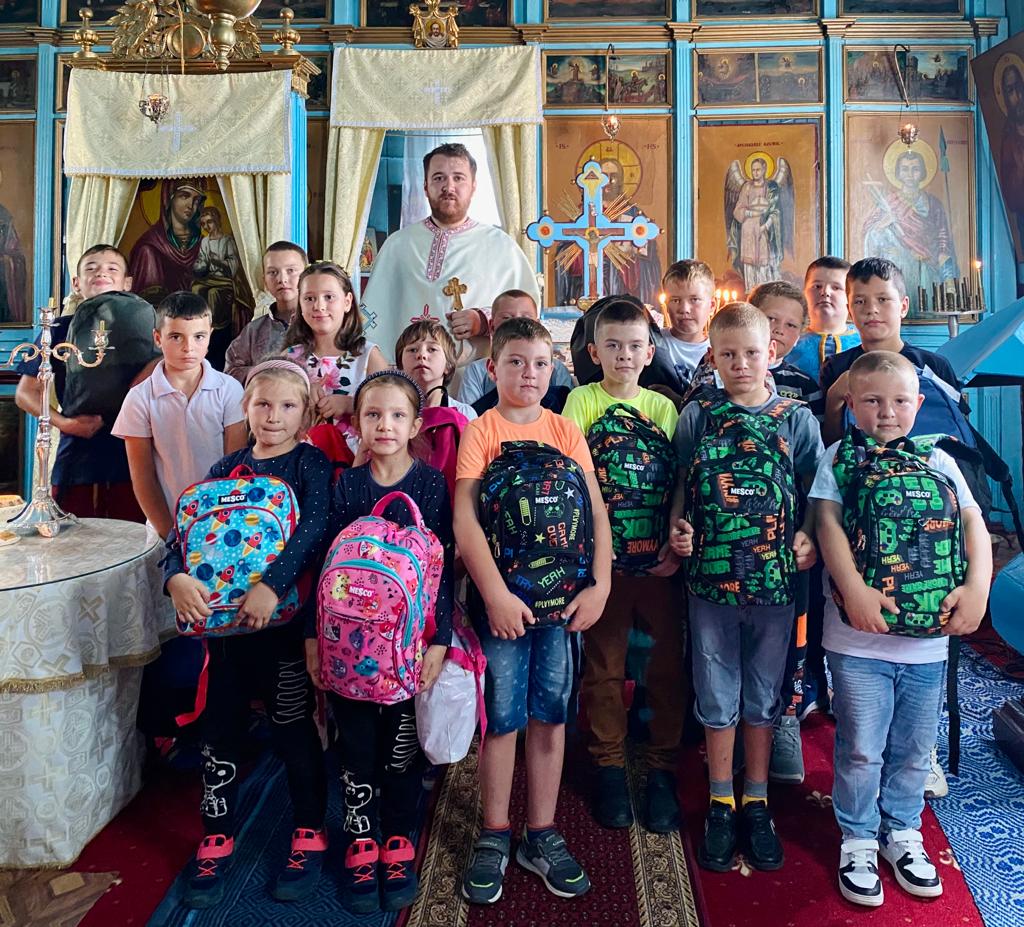 Început de an școlar, cu hăinuțe și ghiozdan