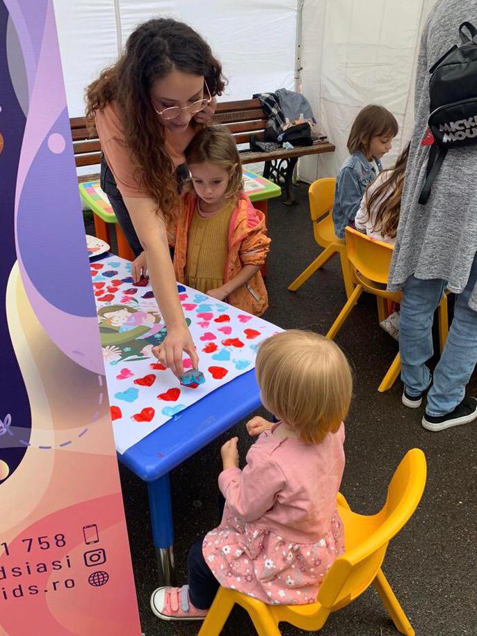 Copii și părinți fericiți la cea de-a doua ediție a Festivalului Familiei