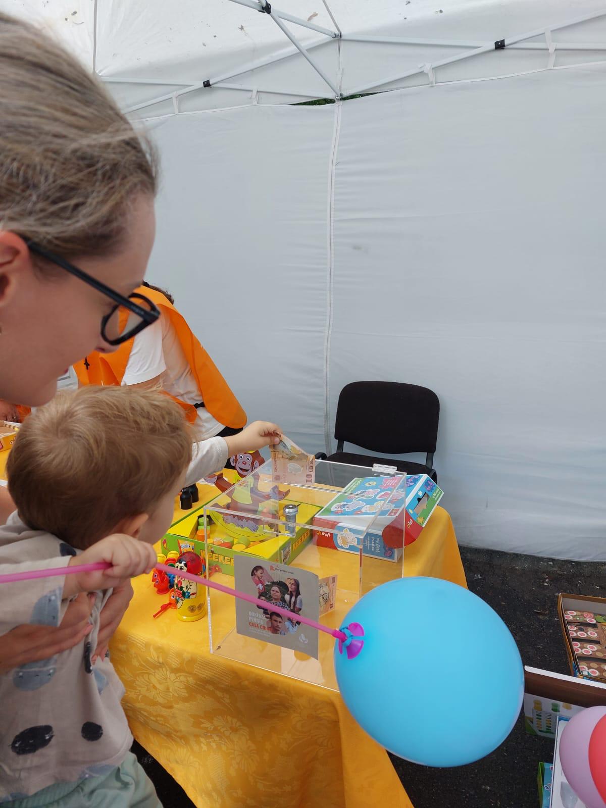 Copii și părinți fericiți la cea de-a doua ediție a Festivalului Familiei