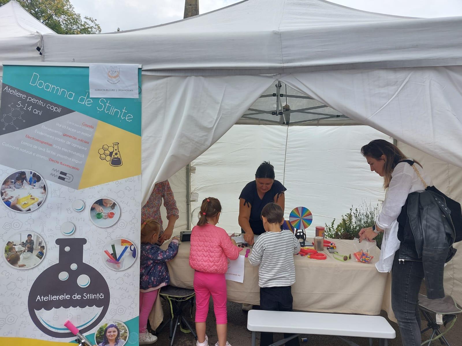 Copii și părinți fericiți la cea de-a doua ediție a Festivalului Familiei