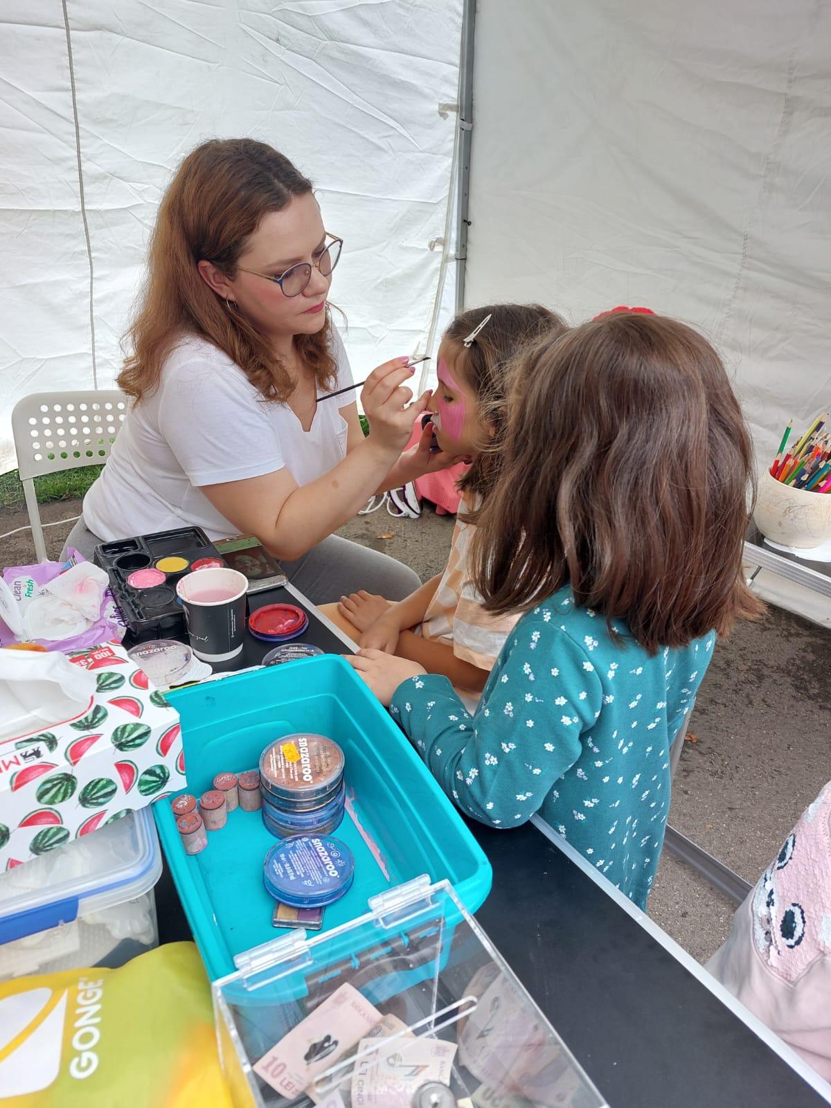 Copii și părinți fericiți la cea de-a doua ediție a Festivalului Familiei