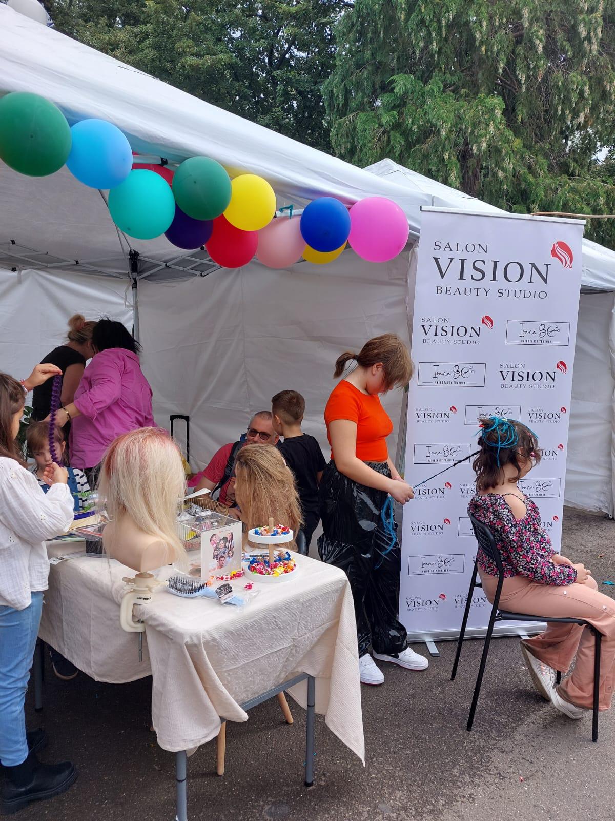 Copii și părinți fericiți la cea de-a doua ediție a Festivalului Familiei