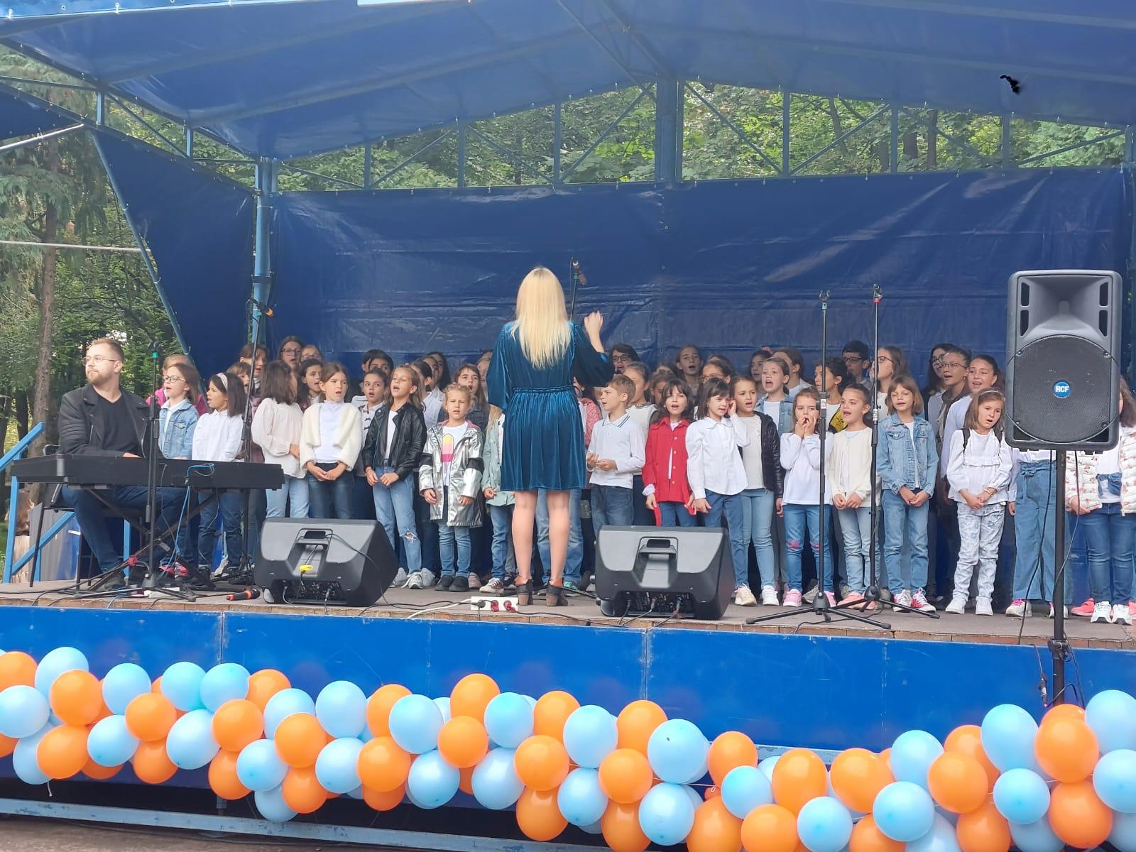 Copii și părinți fericiți la cea de-a doua ediție a Festivalului Familiei