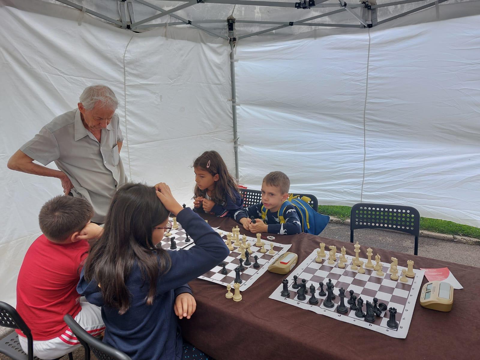 Copii și părinți fericiți la cea de-a doua ediție a Festivalului Familiei