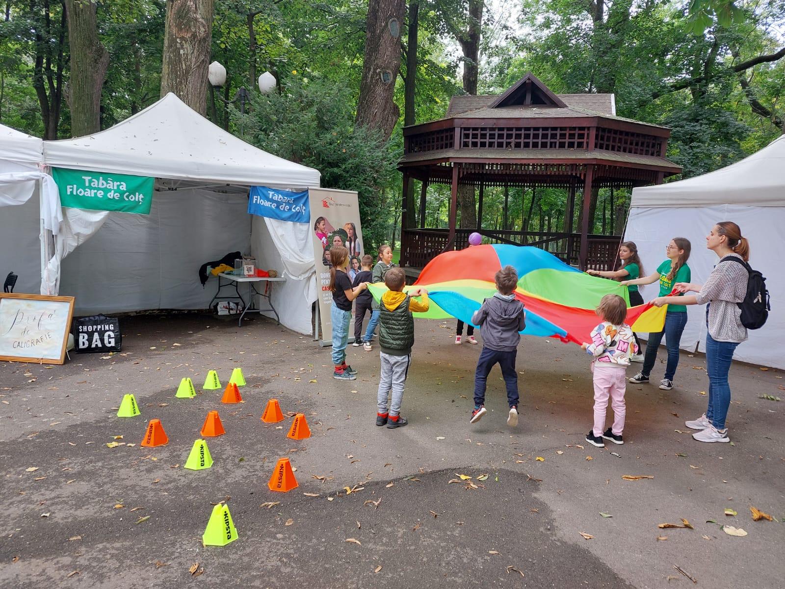 Copii și părinți fericiți la cea de-a doua ediție a Festivalului Familiei