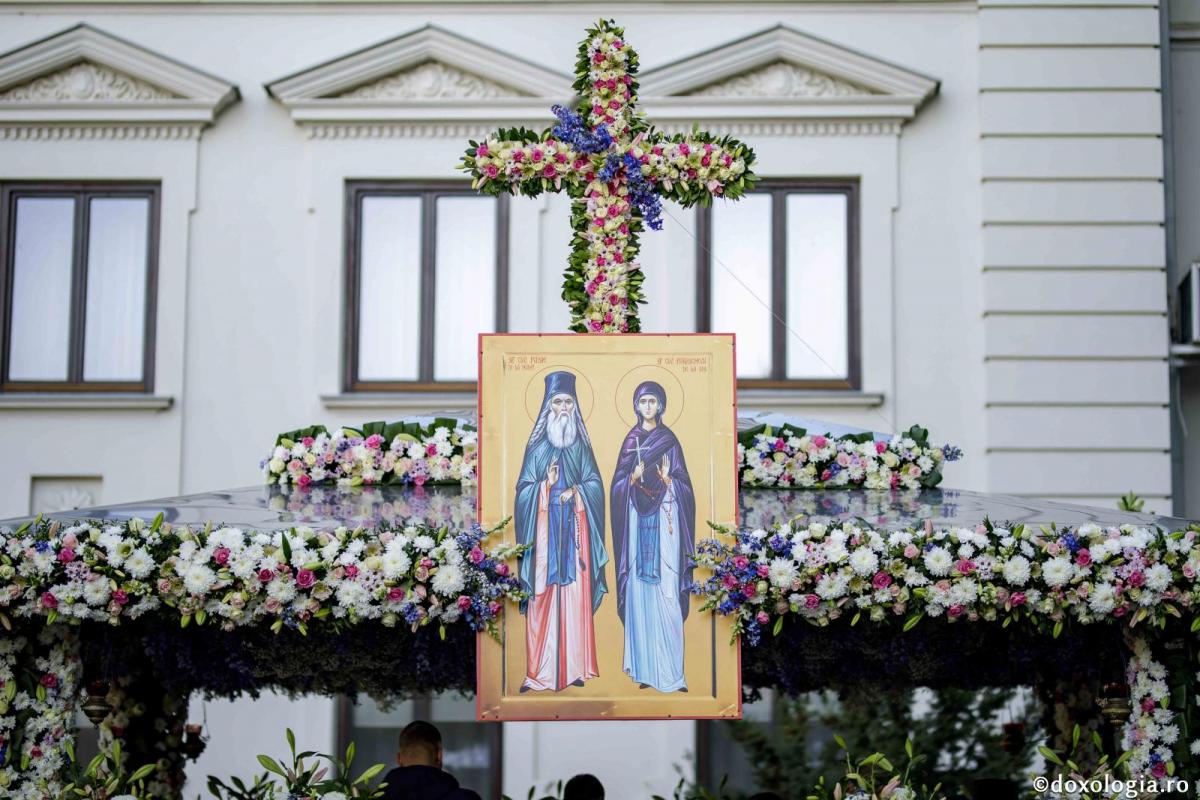 Doi sfinți care iubesc România