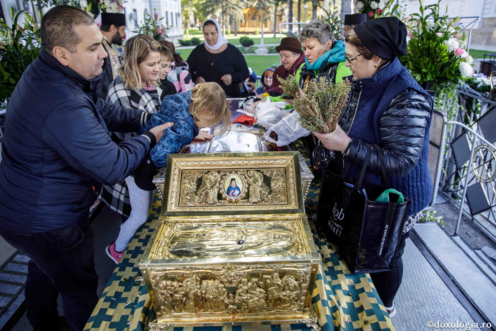 Pelerinii Sfintei Parascheva se bucură de darul lui Dumnezeu – sfintele moaște ale Cuvioasei