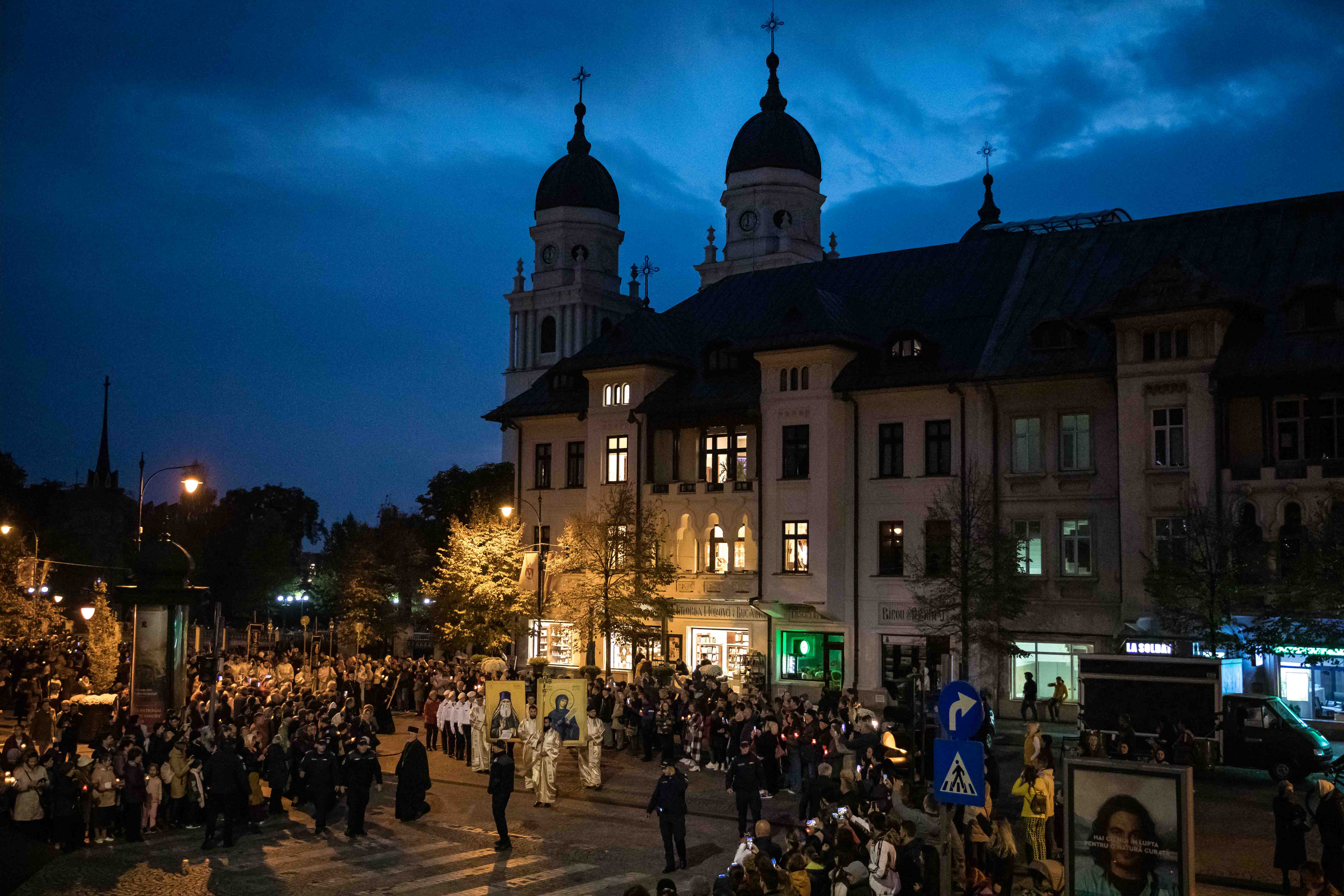 Hram 2022: Sfinții Parascheva și Paisie au unit la Iași, pe Cale, 20.000 de pelerini