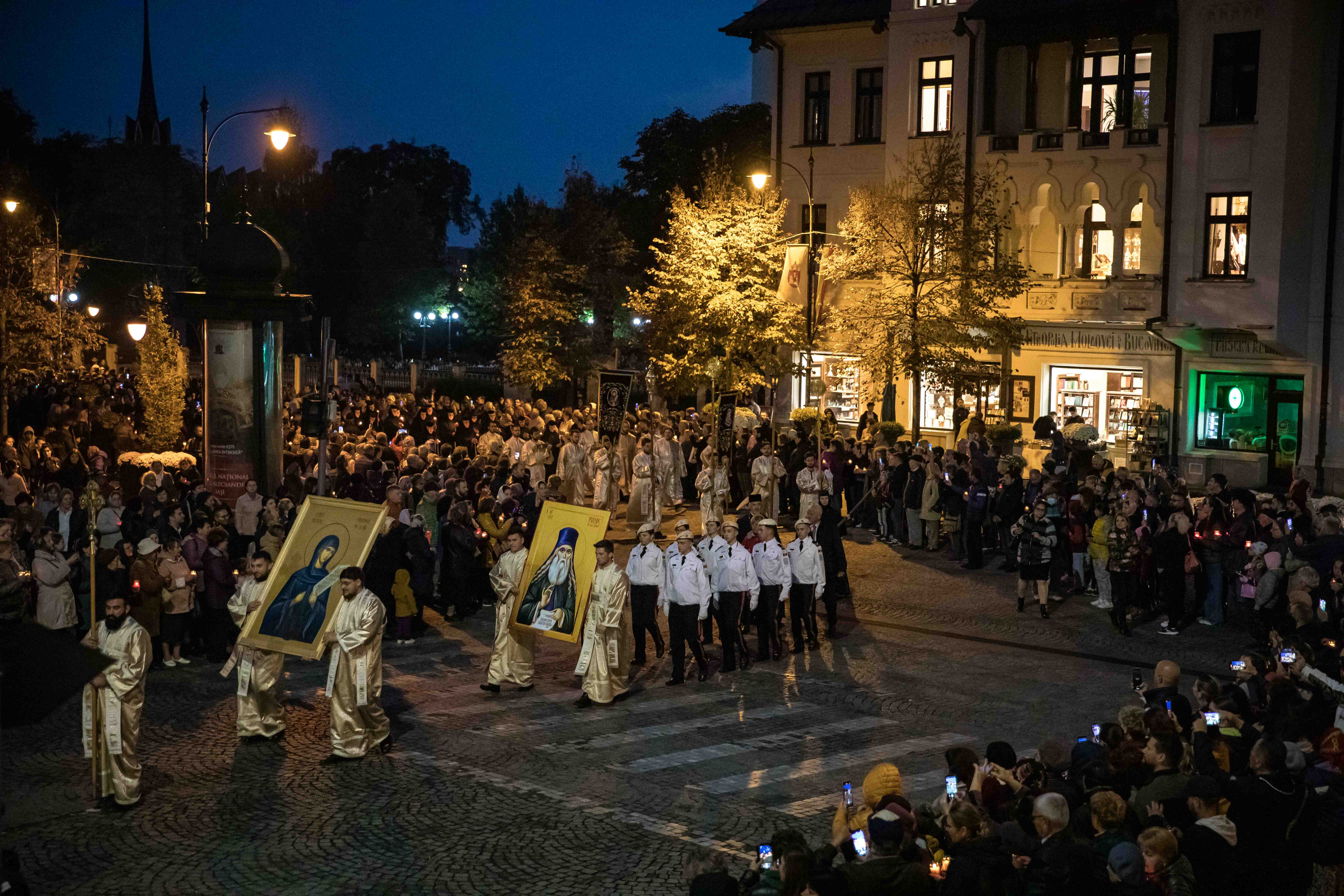 Hram 2022: Sfinții Parascheva și Paisie au unit la Iași, pe Cale, 20.000 de pelerini