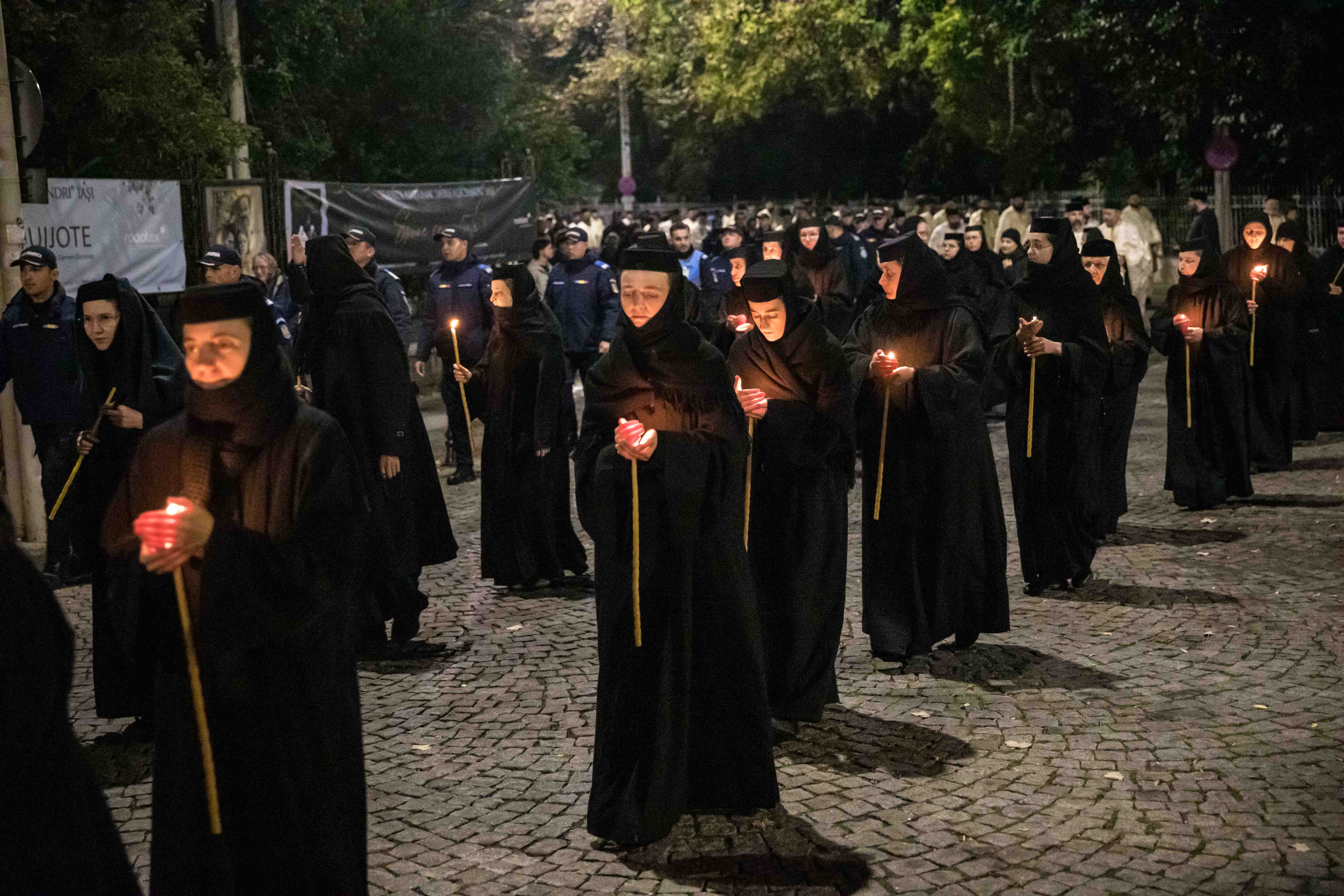 Hram 2022: Sfinții Parascheva și Paisie au unit la Iași, pe Cale, 20.000 de pelerini