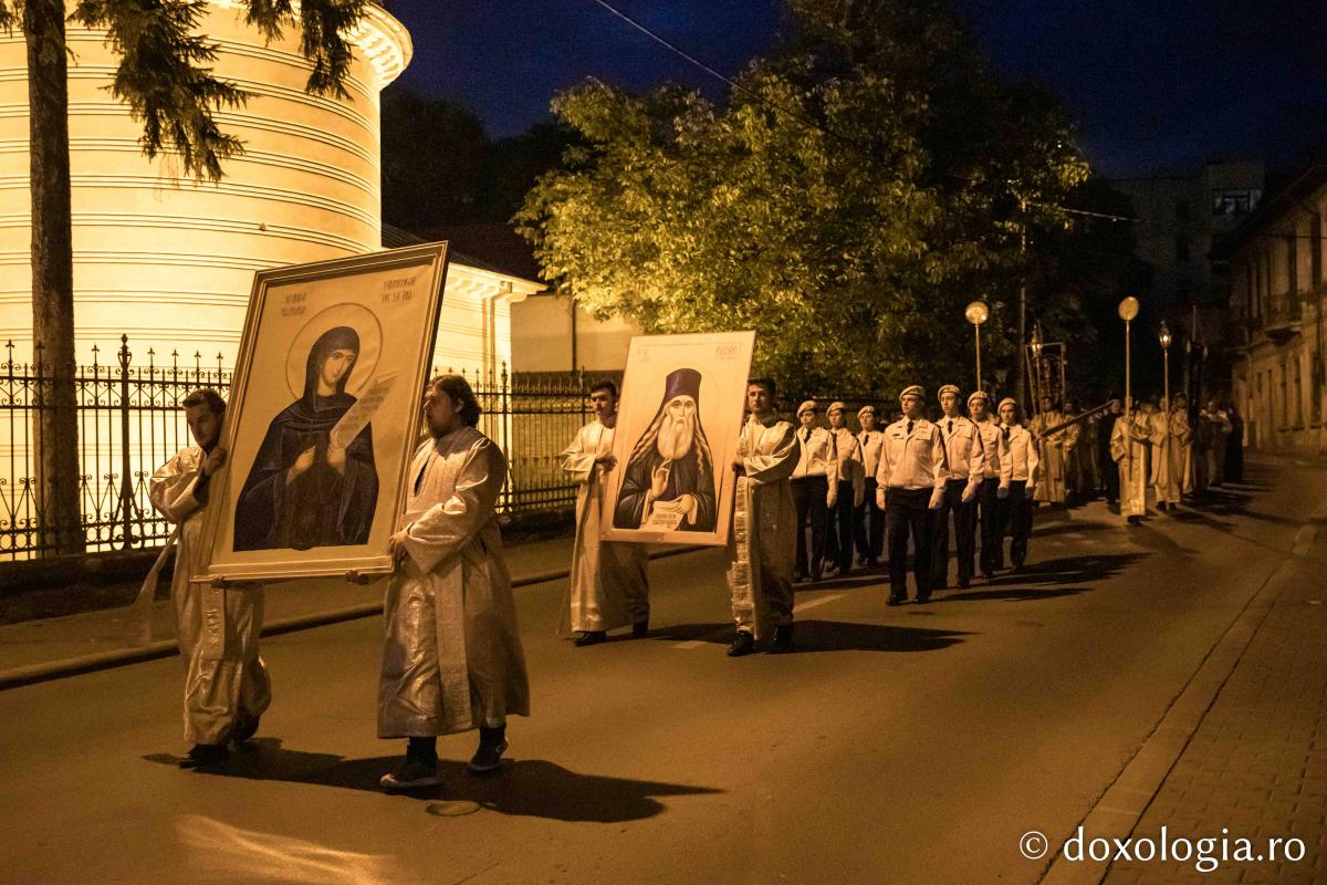 Sfânta Cuvioasa Parascheva de la Iași și Sfântul Cuvios Paisie de la Neamț. Elemente distincte și comune