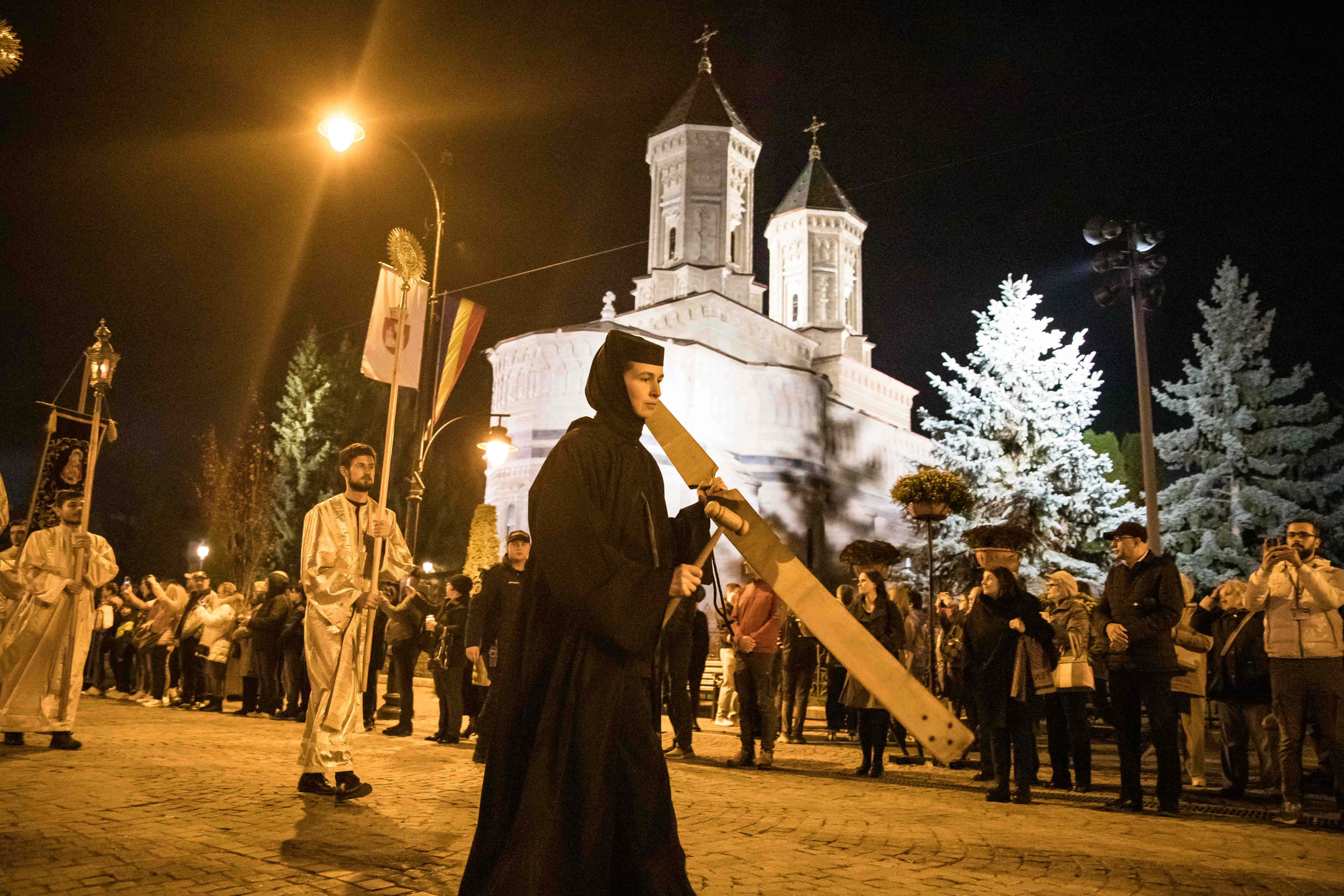 Hram 2022: Sfinții Parascheva și Paisie au unit la Iași, pe Cale, 20.000 de pelerini