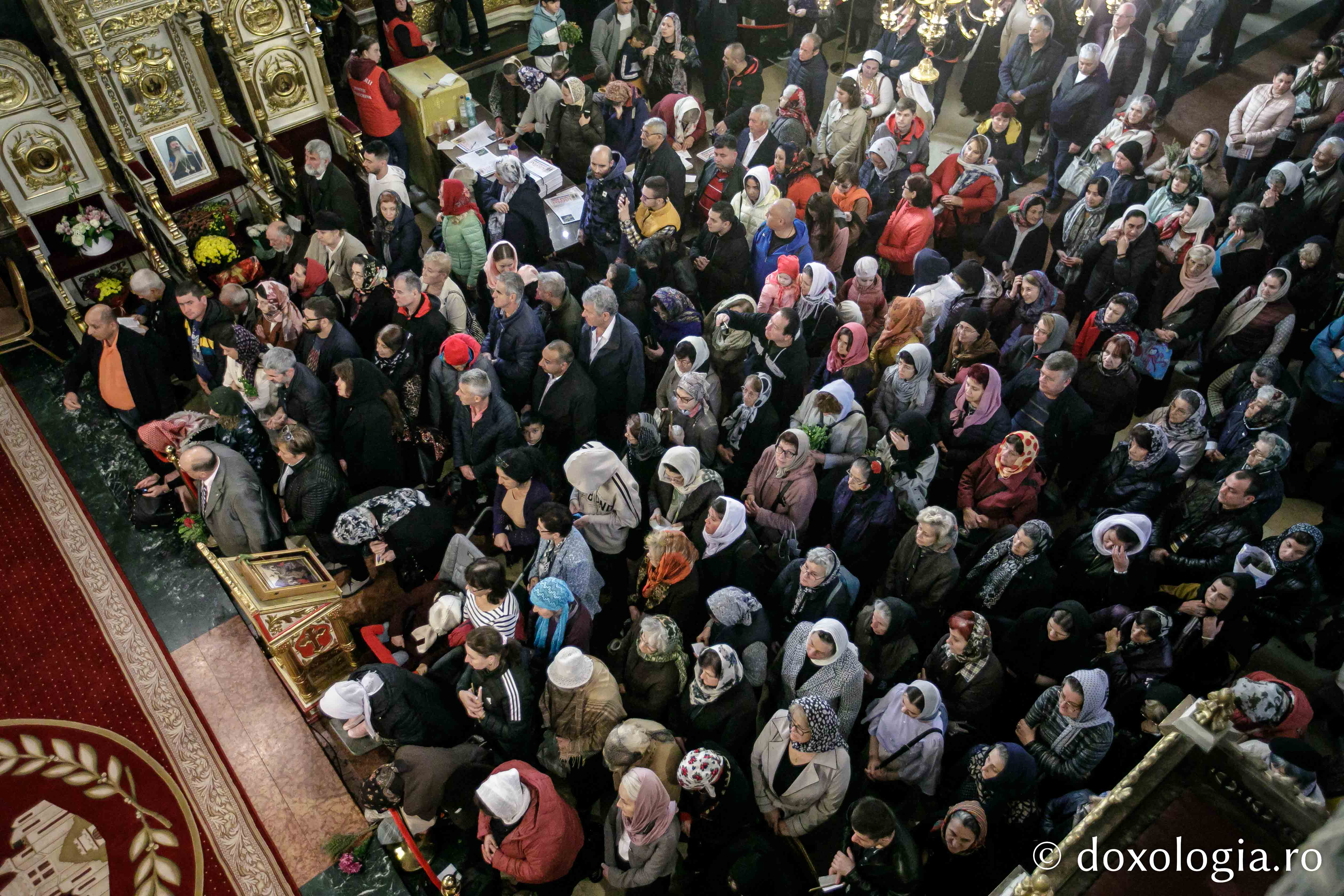 Preasfințitul Nichifor Botoșăneanul, către pelerinii Sfintei Parascheva: „Ne atingem de sfintele moaște ca să înviem sufletele noastre din mormântul necredinței”