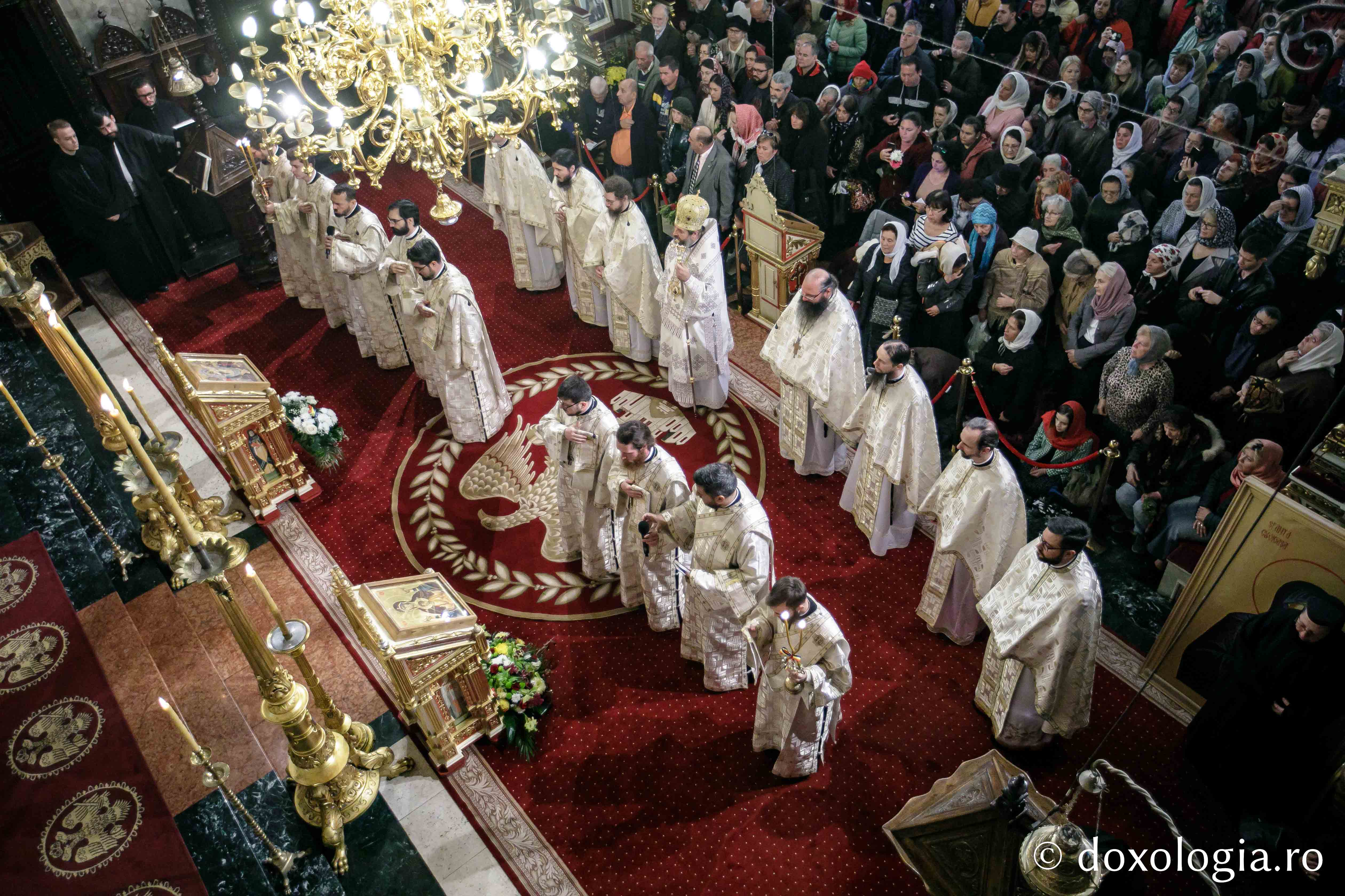 Preasfințitul Nichifor Botoșăneanul, către pelerinii Sfintei Parascheva: „Ne atingem de sfintele moaște ca să înviem sufletele noastre din mormântul necredinței”