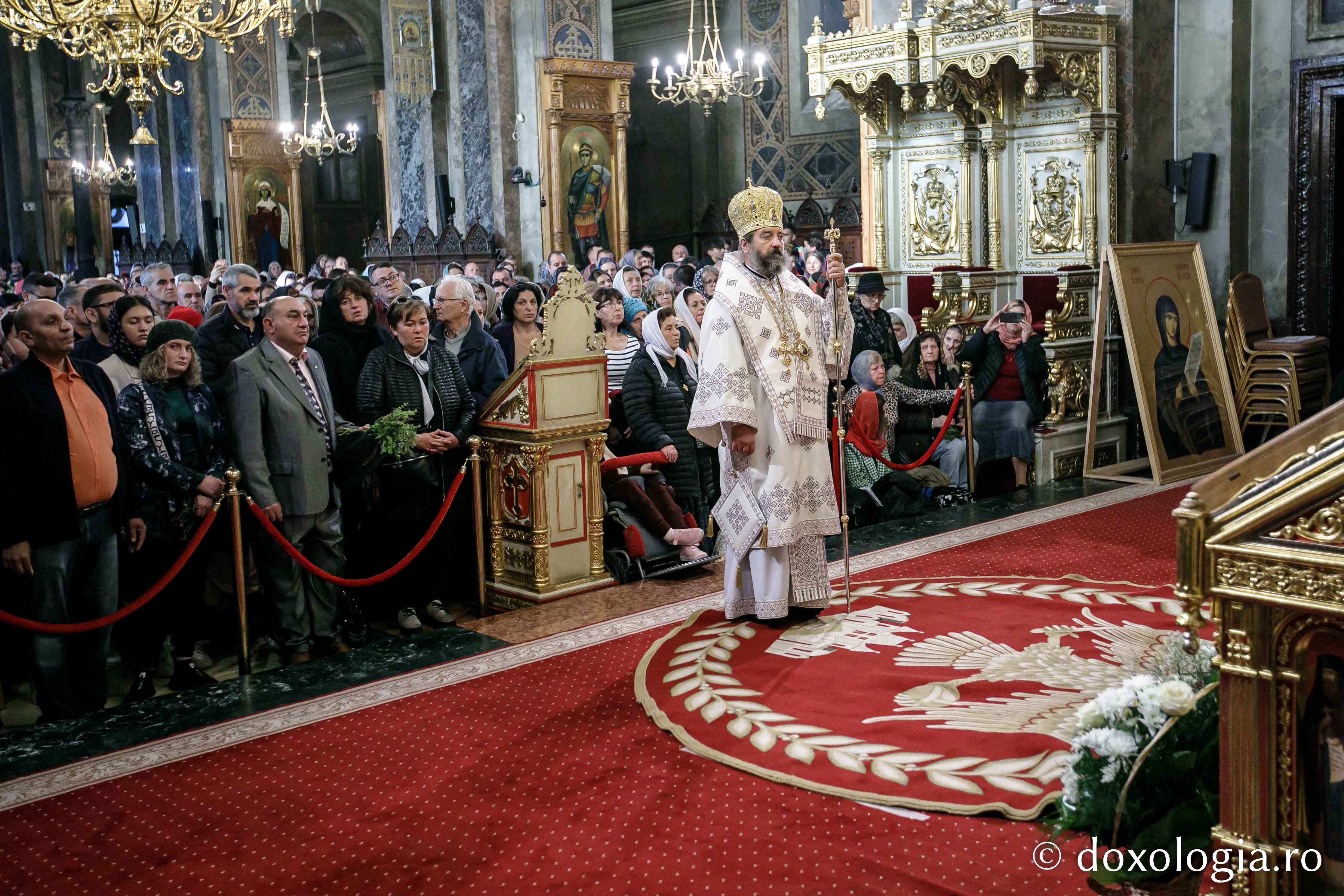 Preasfințitul Nichifor Botoșăneanul, către pelerinii Sfintei Parascheva: „Ne atingem de sfintele moaște ca să înviem sufletele noastre din mormântul necredinței”