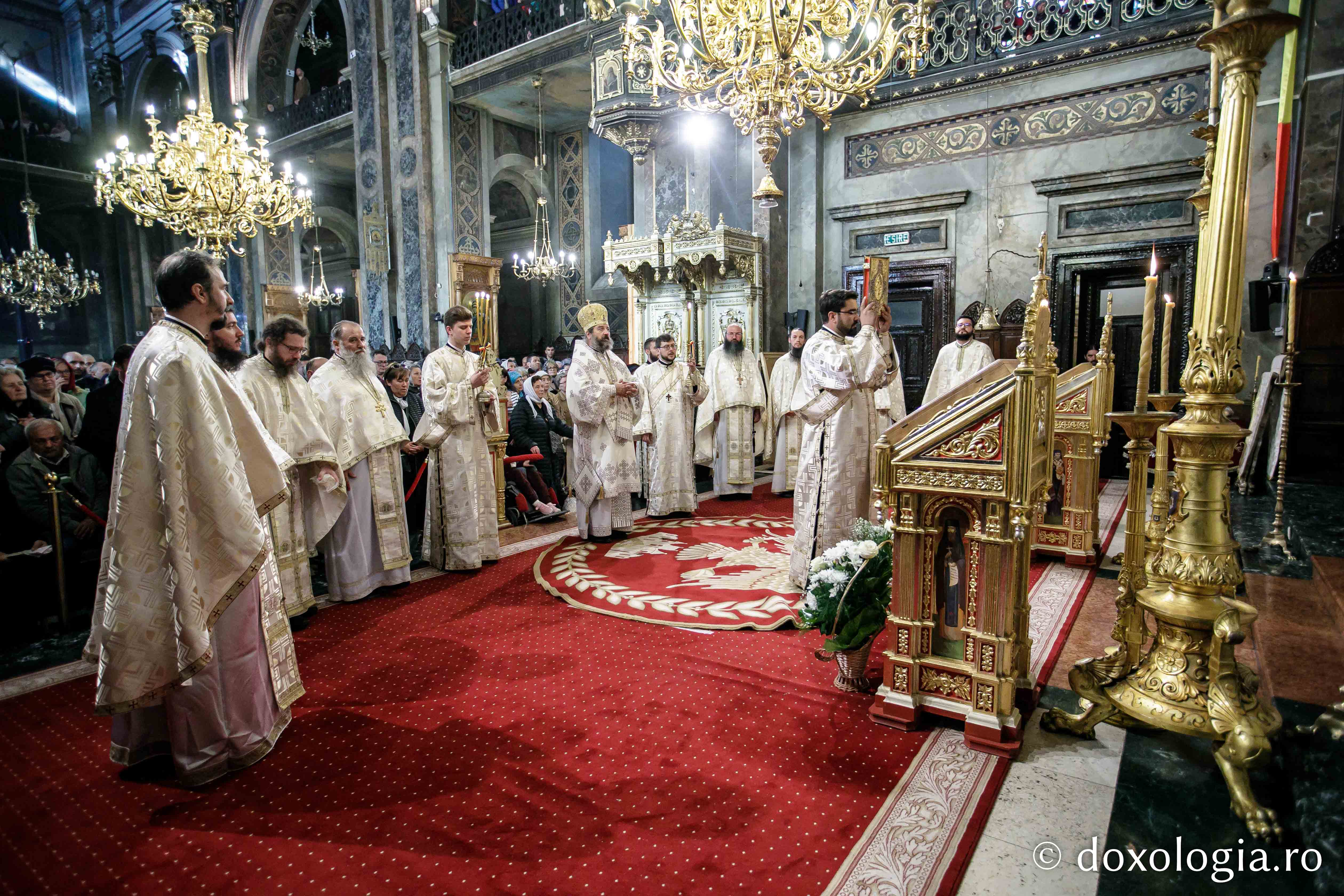 Preasfințitul Nichifor Botoșăneanul, către pelerinii Sfintei Parascheva: „Ne atingem de sfintele moaște ca să înviem sufletele noastre din mormântul necredinței”