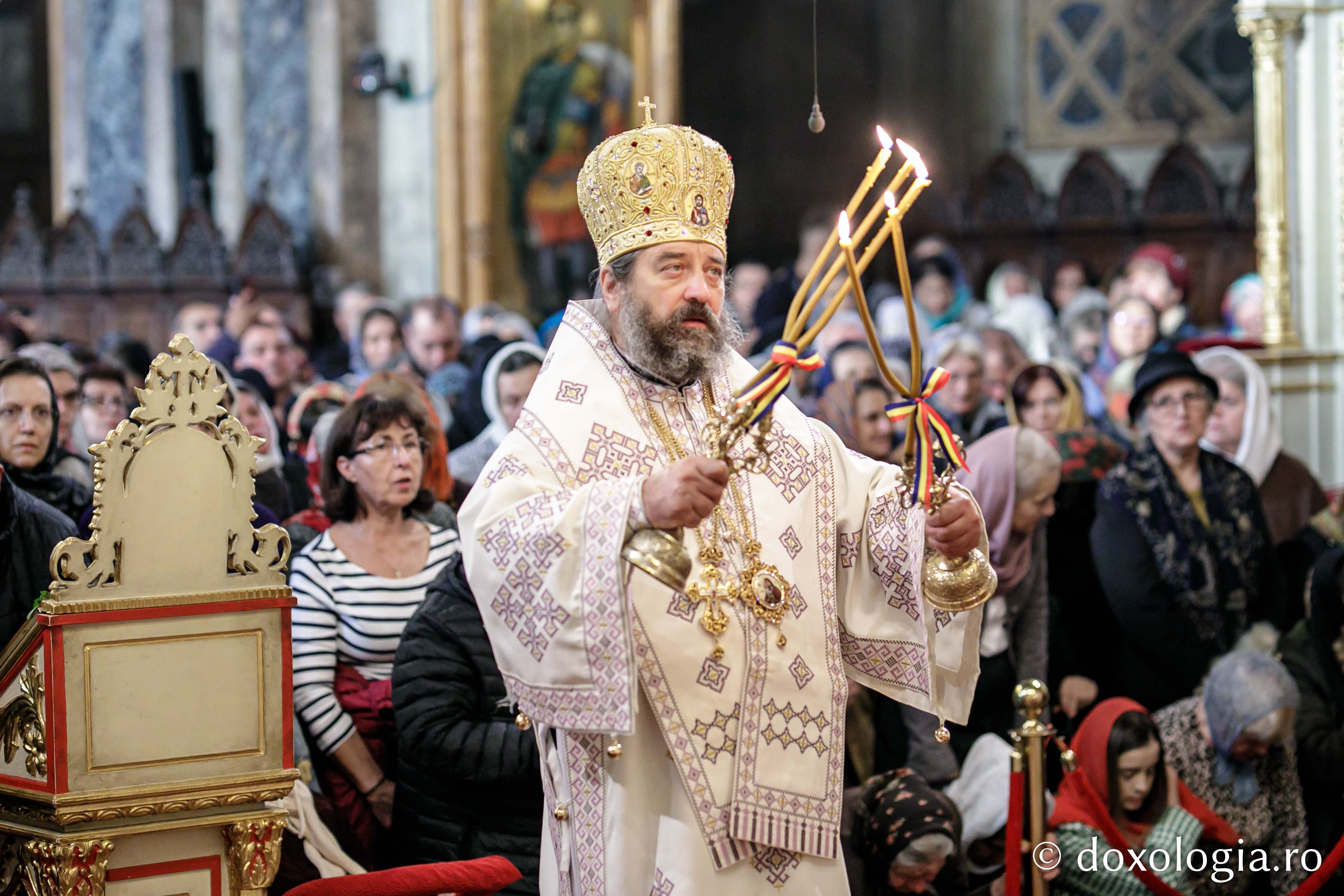 Preasfințitul Nichifor Botoșăneanul, către pelerinii Sfintei Parascheva: „Ne atingem de sfintele moaște ca să înviem sufletele noastre din mormântul necredinței”