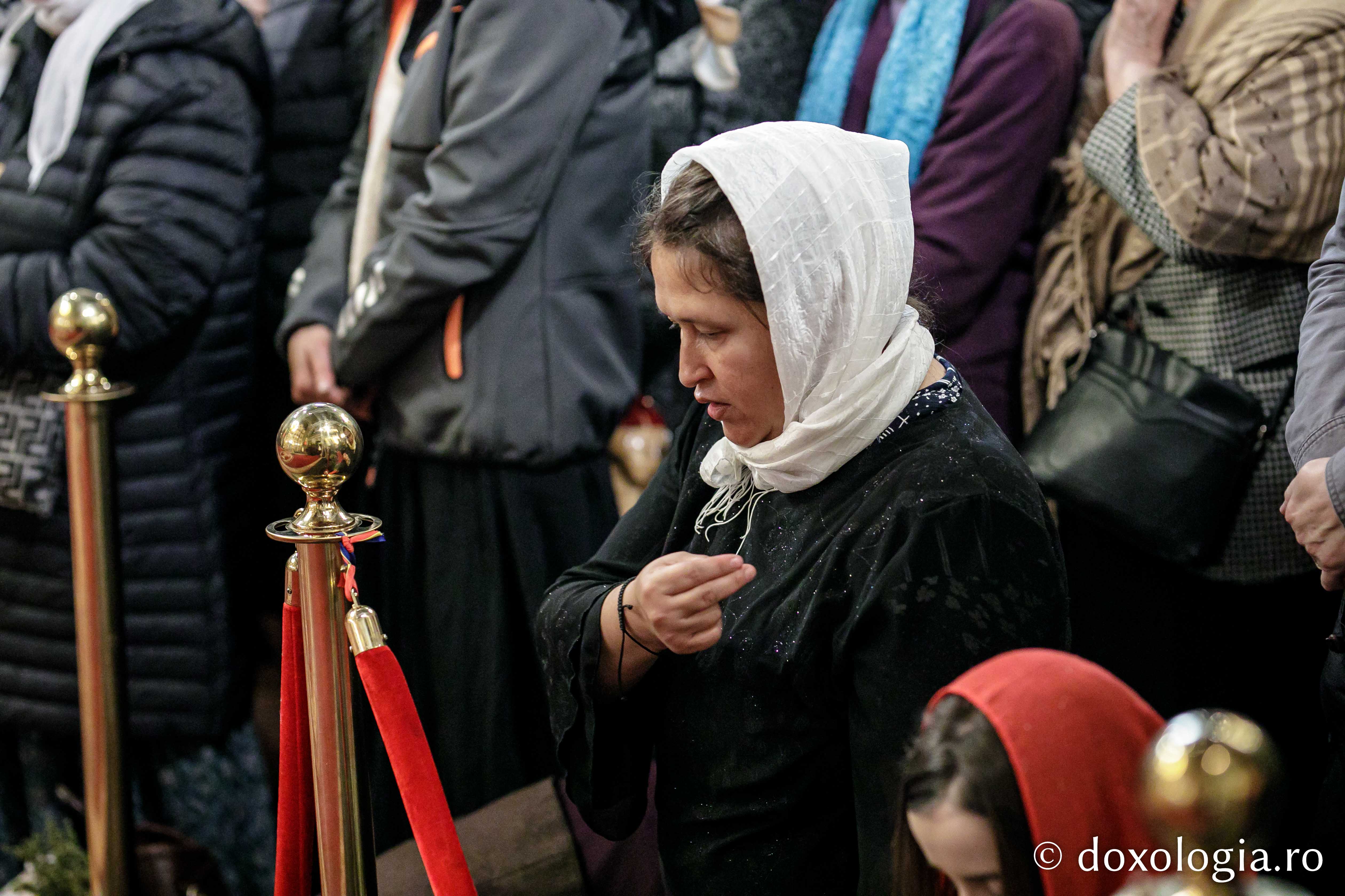 Preasfințitul Nichifor Botoșăneanul, către pelerinii Sfintei Parascheva: „Ne atingem de sfintele moaște ca să înviem sufletele noastre din mormântul necredinței”