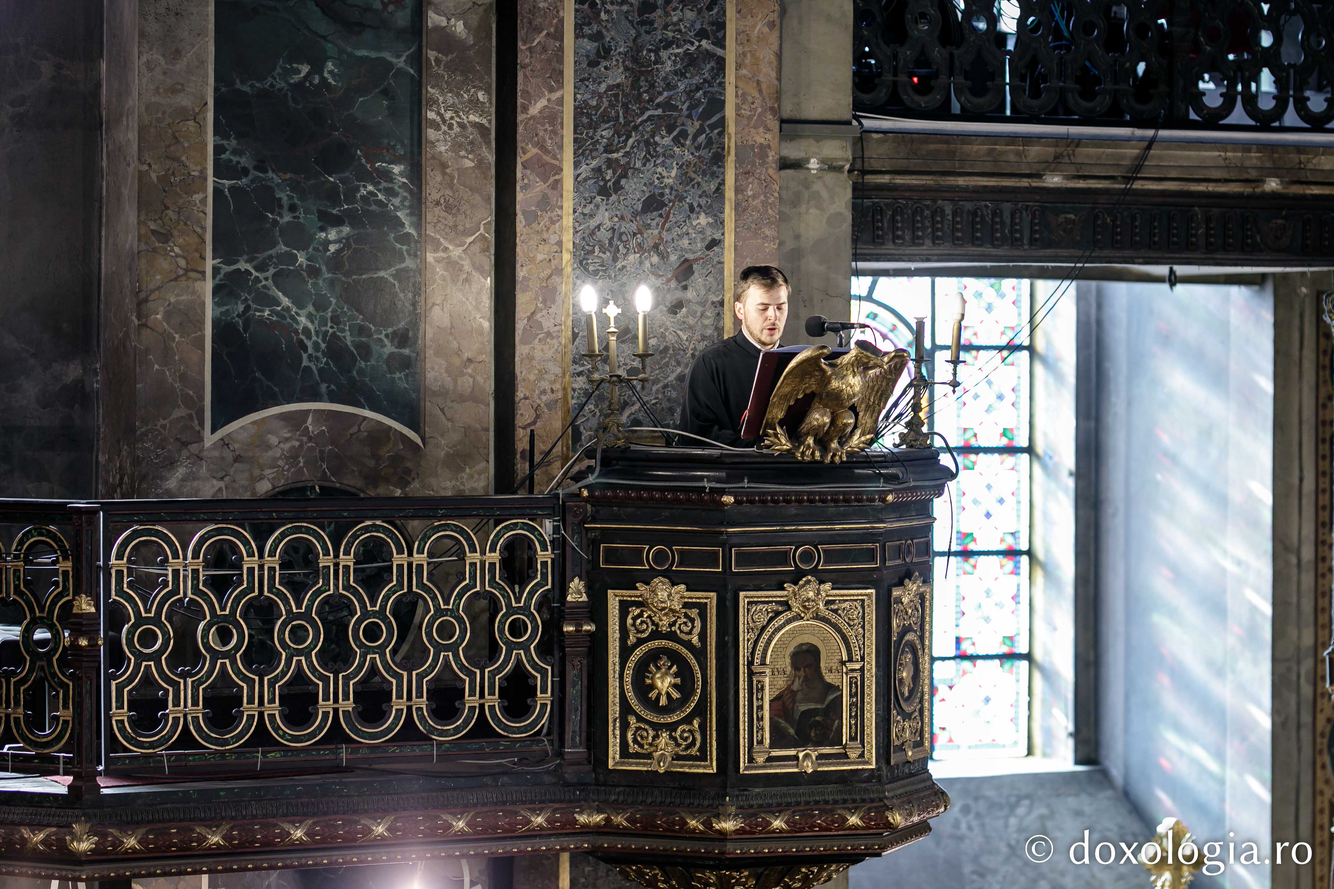 Preasfințitul Nichifor Botoșăneanul, către pelerinii Sfintei Parascheva: „Ne atingem de sfintele moaște ca să înviem sufletele noastre din mormântul necredinței”