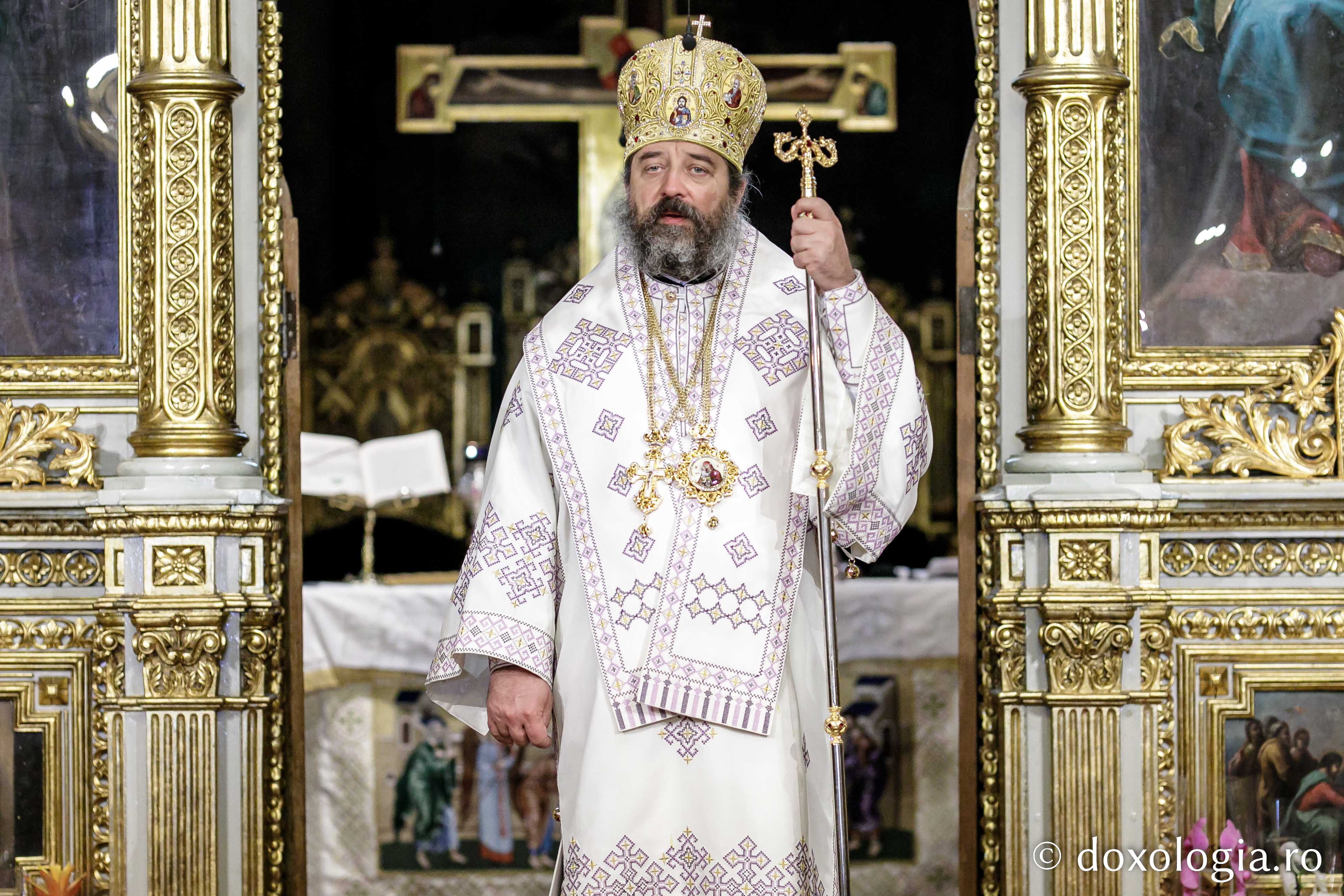 Preasfințitul Nichifor Botoșăneanul, către pelerinii Sfintei Parascheva: „Ne atingem de sfintele moaște ca să înviem sufletele noastre din mormântul necredinței”