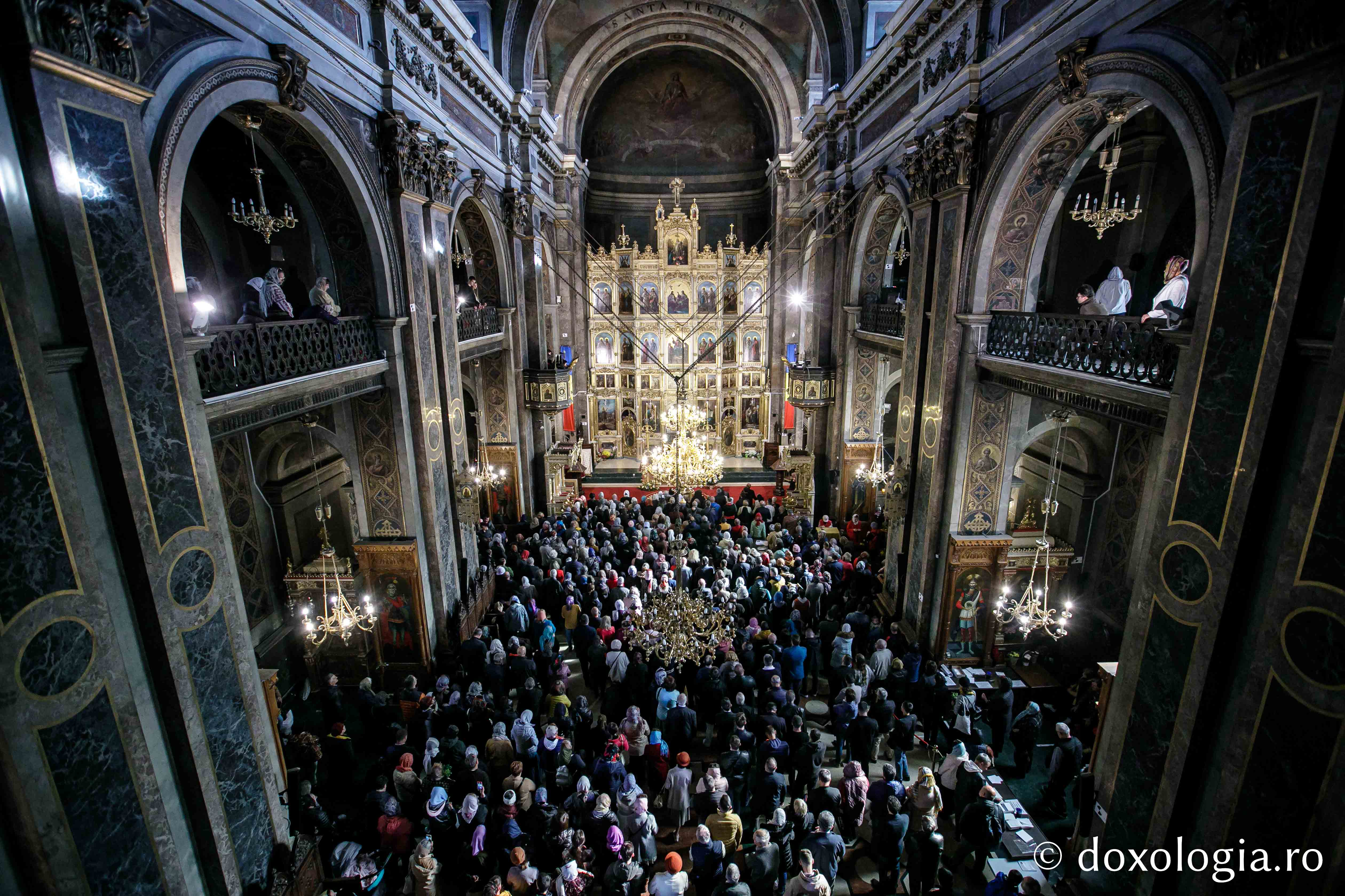 Preasfințitul Nichifor Botoșăneanul, către pelerinii Sfintei Parascheva: „Ne atingem de sfintele moaște ca să înviem sufletele noastre din mormântul necredinței”