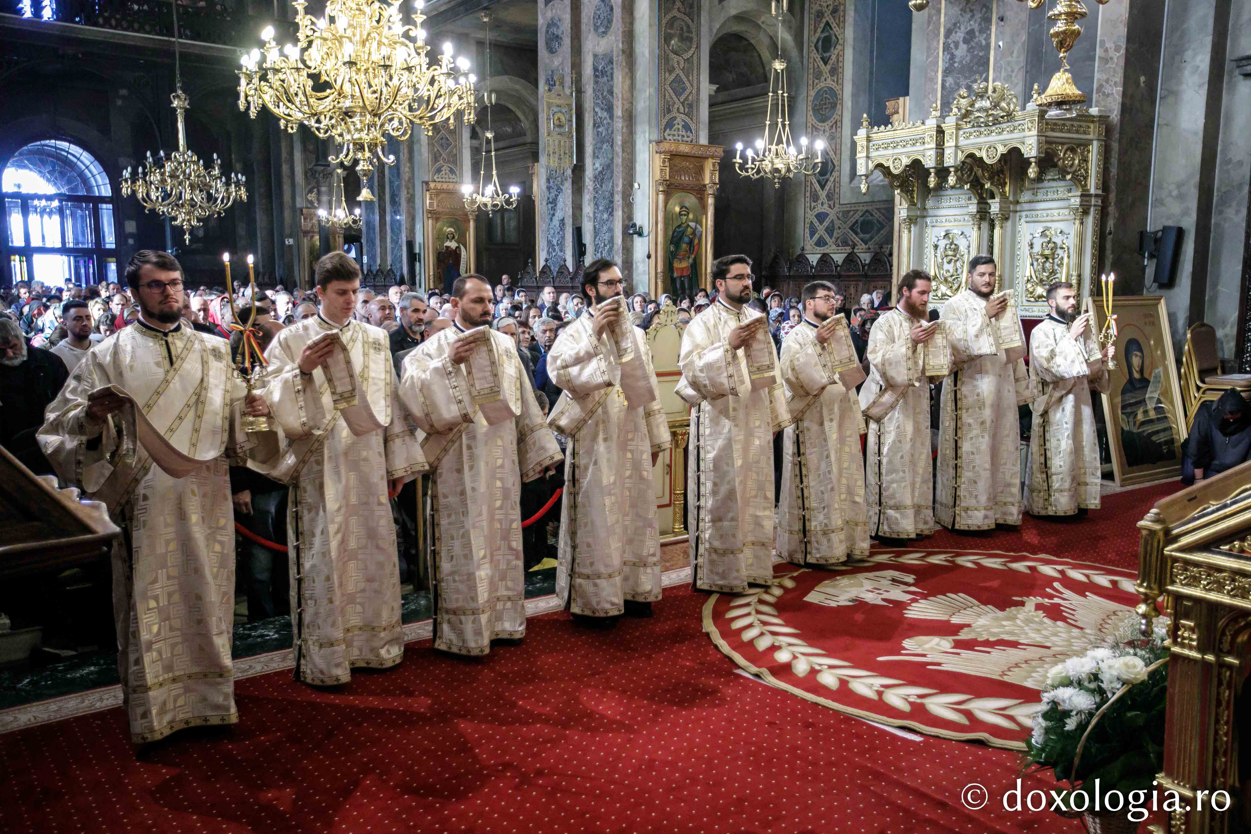 Preasfințitul Nichifor Botoșăneanul, către pelerinii Sfintei Parascheva: „Ne atingem de sfintele moaște ca să înviem sufletele noastre din mormântul necredinței”