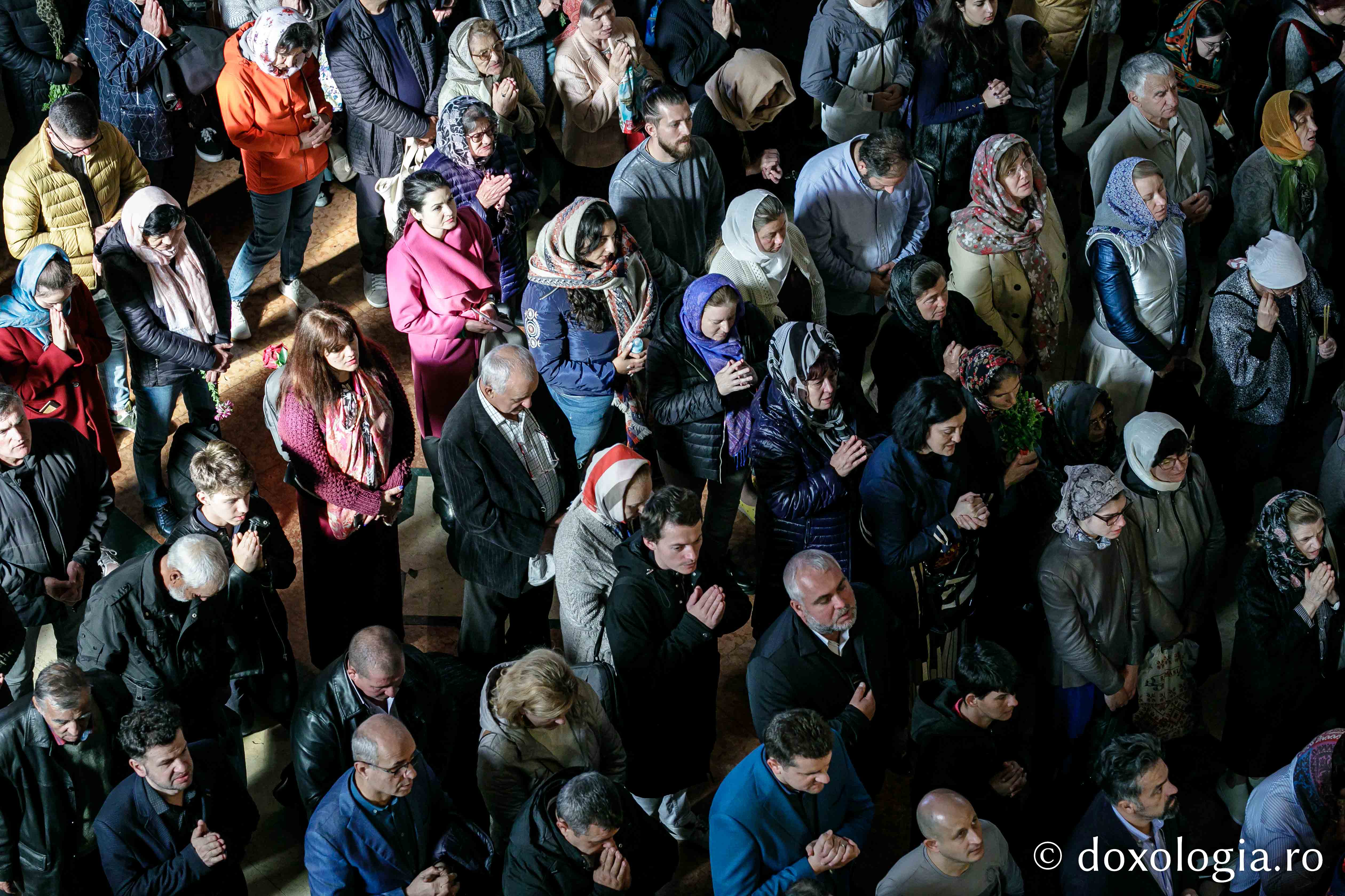 Preasfințitul Nichifor Botoșăneanul, către pelerinii Sfintei Parascheva: „Ne atingem de sfintele moaște ca să înviem sufletele noastre din mormântul necredinței”