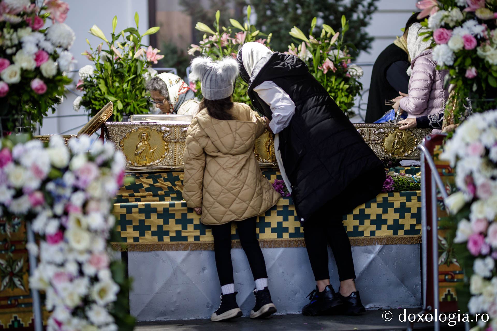 Trăirile de la racla Sfintei Parascheva – câteva explicații pentru ceva aproape de neexplicat