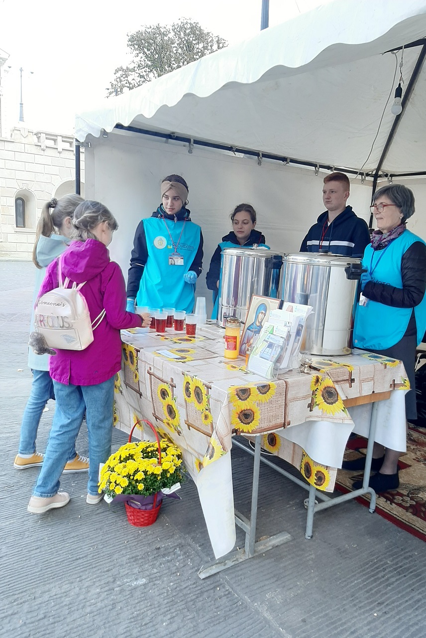 Ceai cald pentru pelerinii Sfintei Cuvioase Parascheva