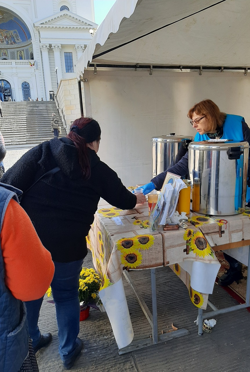 Ceai cald pentru pelerinii Sfintei Cuvioase Parascheva