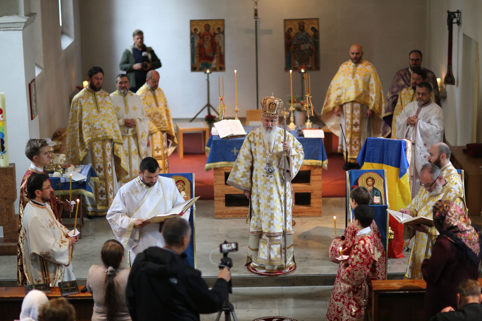 Hram și hirotonie întru preot la München. IPS Părinte Mitropolit Serafim a slujit în Parohia „Nașterea Domnului” și „Sfânta Parascheva”